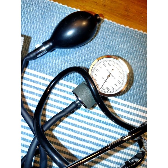 Blood Pressure Kit with Attached Stethoscope, Latex Black - Picture 3 of 6